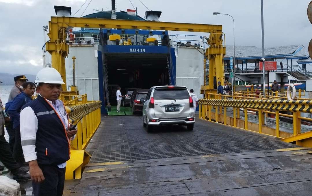 KMP Jatra II sedang memuat kendaraan di dermaga MB 2 beberapa hari lalu. Kapal ini disiapkan untuk antisipasi lonjakan arus balik liburan (Foto: Muh Hujaini/Ngopibareng.id)