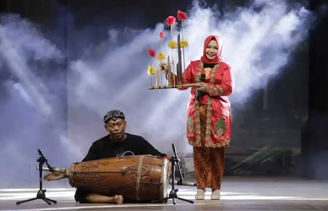 Tabuh Gendang.Bupati Ponorogo Sugiri Sancoko bersama Wakil Bupati Lisdyarita ketika menabuh gendang dan memainkan angklung sebagia tanda pembukaan Grebeg Suro 2023, Minggu 9 Juli 2023. (Foto: dok. Kominfo)