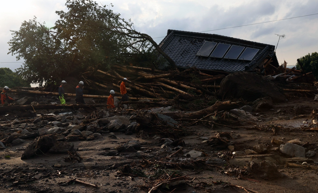 Hujan yang mengguyur wilayah selatan Jepang memicu banjir dan tanah longsor di Kyushu. Enam orang dilaporkan meninggal dan tiga warga masih hilang. (Foto: Associated Press via Twitter @dwnews)