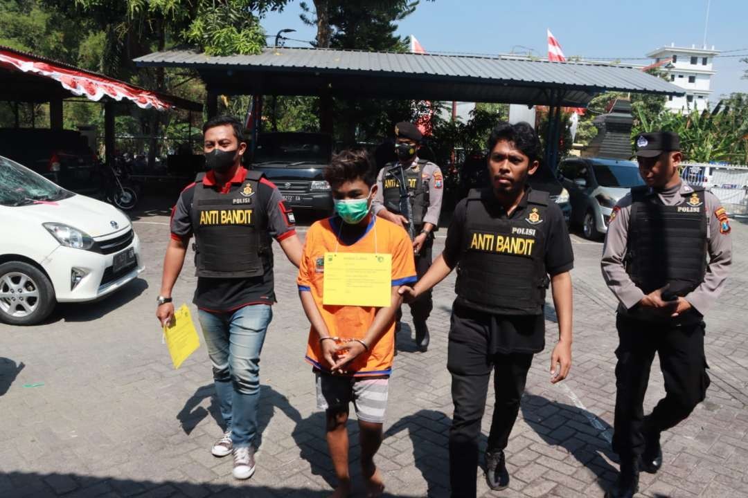 Pemuda 19 tahun otaki pembegalan dan ajak dua kawannya diamankan polisi. (Foto: Humas Polrestabes Surabaya)