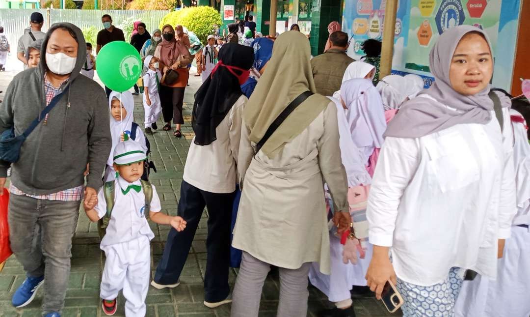 Memasuki tahun ajaran baru, beban baru bagi orang tua. Sebagian besar emak-emak, harus ikut ke sekolah ( foto: Asmanu Sudharso/ngopibareng.id)