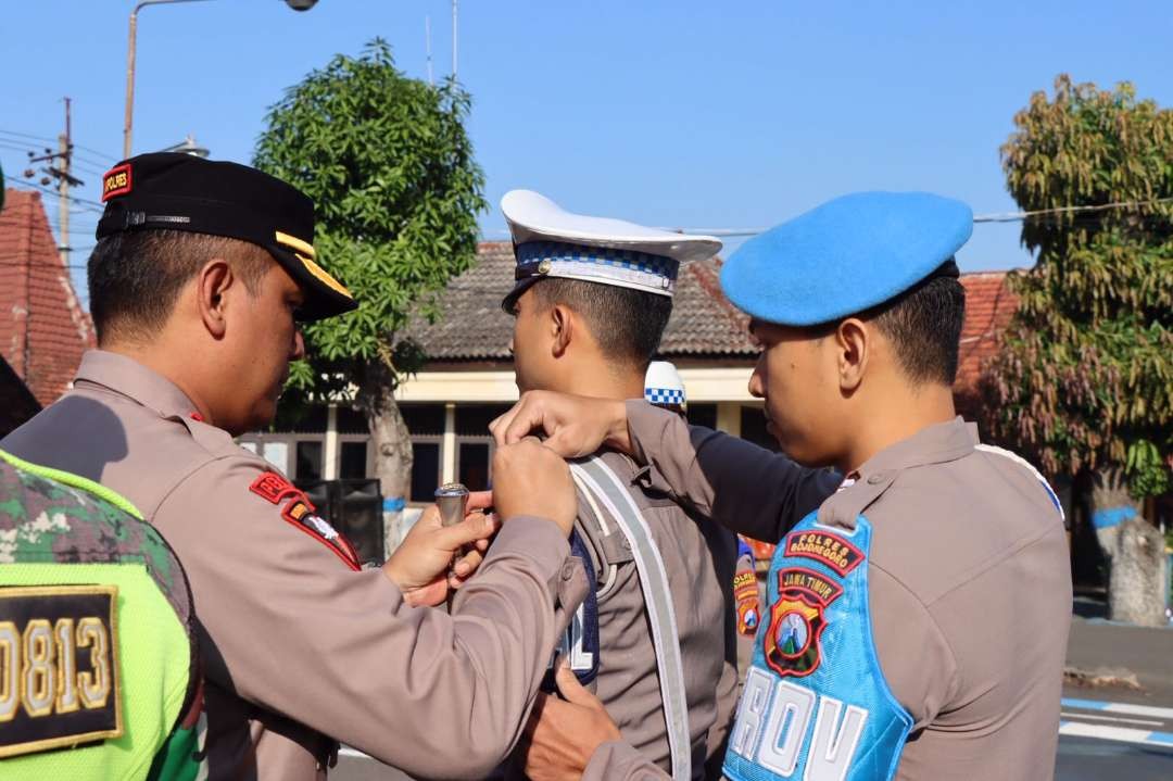 Operasi Patuh Semeru Tahun 2023 ditandai dengan penyematan pita operasi oleh Kapolres Bojonegoro AKBP Rogib Trianto, kepada perwakilan dari TNI – Polri dan Dishub Bojonegoro, Senin 10 Juli 2023. (Foto: dok. Polres)