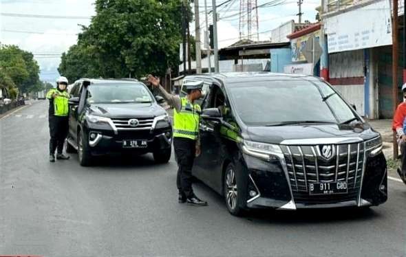 Kendaraan bisa lagi melewati Jalur Pantura Situbondo menuju Banyuwangi, setelah Pelabuhan Ketapang Banyuwangi lancar.(Foto: Guido/Ngopibareng.id)