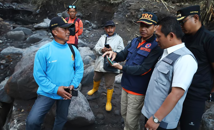 Bupati Lumajang Thoriqul Haq berkomitmen memperbaiki sejumlah jembatan yang putus di Lumajang, akibat diterjang banjir lahar dingin. (