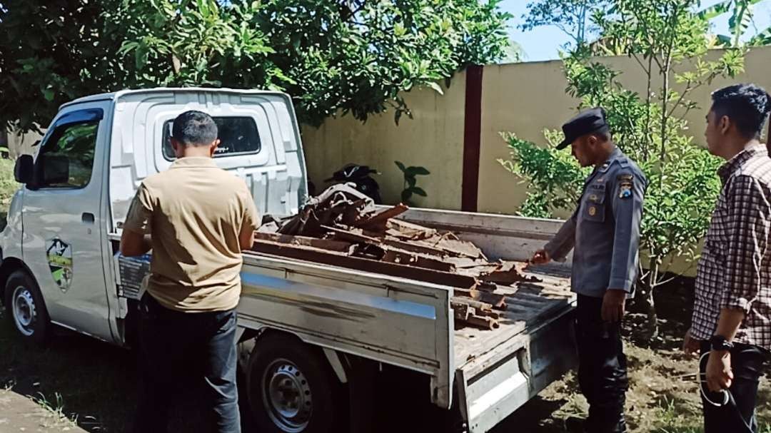 Barang bukti mobil pikap dan rel lori hasil kejahatan tersangka. (Foto: Dokumentasi Polsek Jombang)