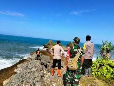 Proses pencarian korban hilang di Pantai Jembatan Panjang, Malang. (Foto: Basarnas Surabaya)