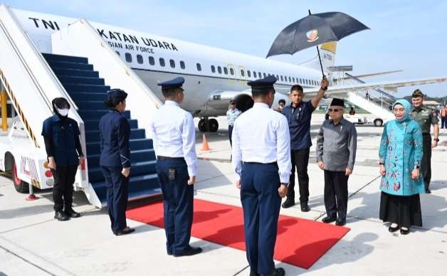 Wapres KH Ma'ruf Amin bersama Hj Ibu Wury dan rombongat terbatas berangkat  ke Papua, akan mengawal langsung pembangunan kesejateraan propinsi paling timur di Indonesia (Foto: Setwaprwapres)