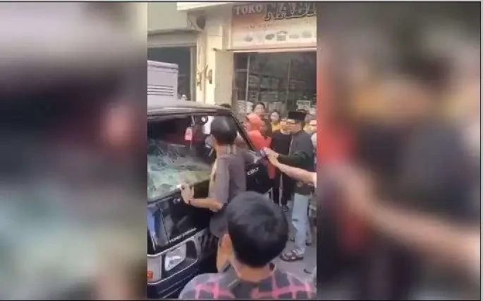 Warga yang serang mobil pick karena telah menabrak salah satu rombongan pengantar jenazah. (Foto: Tangkapan Layar)