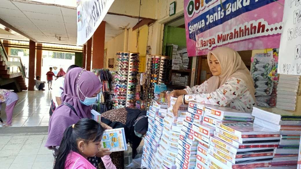 Toko peralatan sekolah milik Shoimah yang berada di pasar baru Tuban banyak pembeli (Foto: Khoirul Huda/Ngopibareng.id)