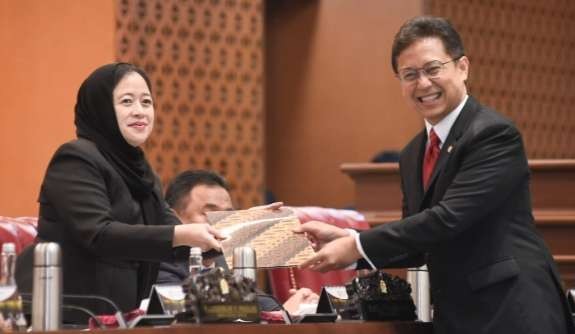 Ketua DPR RI Puan Maharani bersama Menteri Kesehatan (Menkes) Budi Gunadi Sadikin sepakat UU kesehatan disahkan meskipun ada aksi penolakan. (Foto: Media Parlemen)