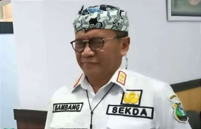 Sekda Bondowoso, Bambang Soekwanto menjelaskan pertimbangan Bupati Salwa Arifin mengganti lagi Plt Kadinkes Yus Priyatna yang baru sembilan hari menjabat.(Foto:Guido/Ngopibareng.id)