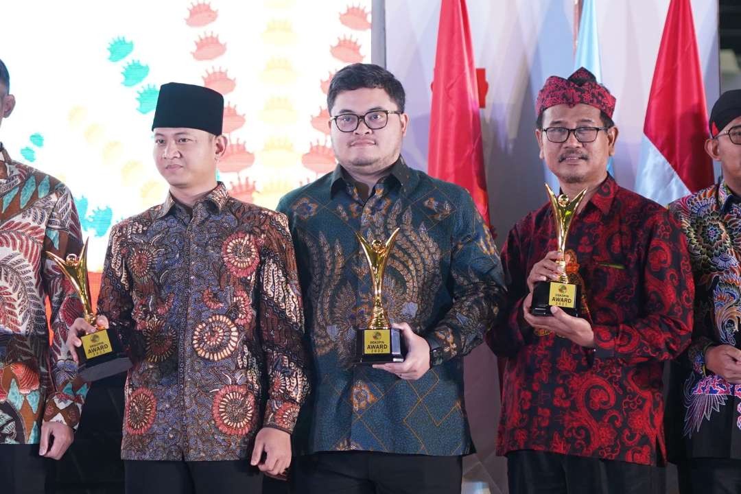 Bupati Kediri  Dapat Penghargaan Pembina Koperasi Andalan dari Dekopin (Istimewa)