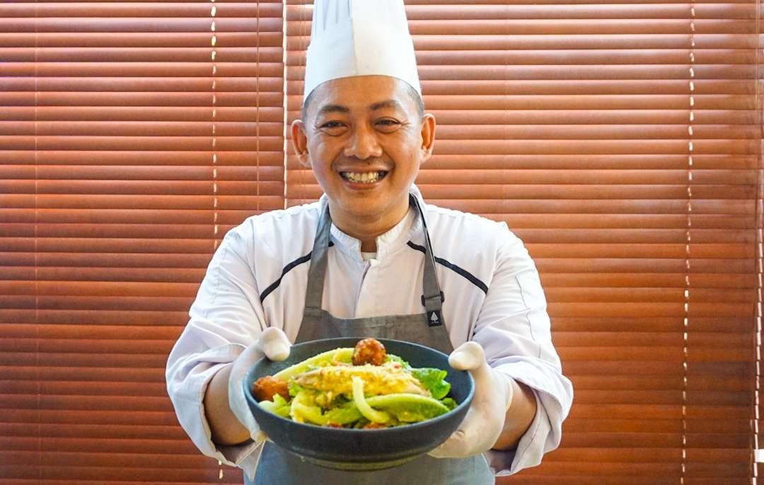 Chef Danu saat menunjukkan caesar salad bandeng (Foto: Aini Arifin/Ngopibareng.id)