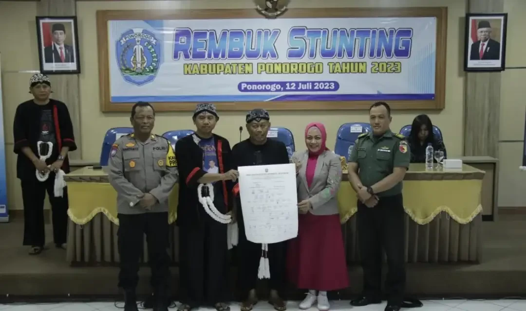 Deklarasi bersama Bupati Ponorogo Sugiri Sancoko, Forum Komunikasi Pimpinan Daerah (Forkopimda) dan Ormas untuk penandatanganan deklarasi komitmen bersama pencegahan dan penanganan stunting di Aula Bappeda Litbang Ponorogo pada Rabu 12 Juli 2023.(Foto: dok.kominfo)