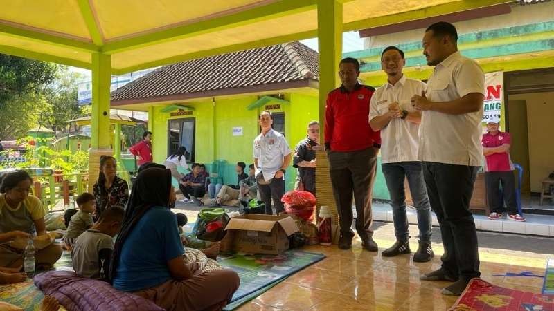 LPimpinan JETRAS, Jefry Tagore (tengah) dan Raja Siahaan (kanan) saat memberikan donasi di salah satu posko bencana lahar dingin di Lumajang, Rabu 12 Juli 2023. (Foto: Ist)