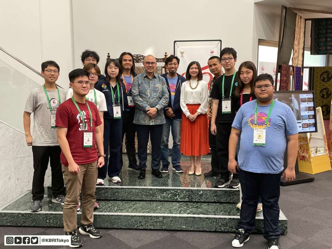 Wakil Duta Besar Republik Indonesia untuk Jepang John Tjahjanto Boestami saat audiensi dengan Tim Indonesia di ajang Olimpiade Matematika Internasional (the 64th International Mathematical Olympiad/IMO) digelar di Chiba, Jepang pada 2 - 13 Juli 2023. (Foto: istimewa)