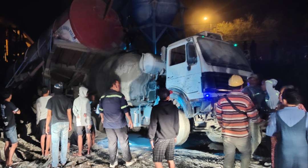 Mixer truk cor ambruk di Desa Sedayu Tawas, Kecamatan Brondong, Lamongan, Jawa Timur. (Foto: Istimewa)