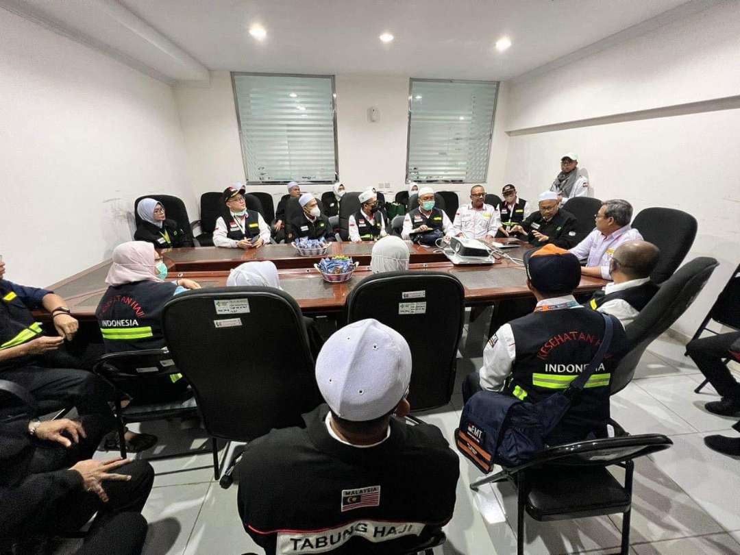 Petugas Penyelenggara Ibadah Haji (PPIH) berkoordinasi terkait kedatangan jemaah haji di Kota Madinah, usai puncak haji di Arafah, Muzdalifah, dan Mina (Armuzna). (Foto: Witanto/Ngopibareng.id)