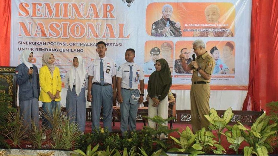 Gubernur Jawa Tengah, Ganjar Pranowo mendapat aduan soal pungli berkedok infak, saat mengisi seminar sekaligus memotivasi penerima beasiswa se-Kabupaten Rembang, Senin 10 Juli 2023. (Foto: Humas Pemprov Jateng)