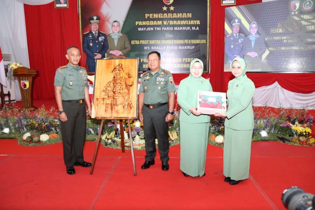 Pangdam V/Brawijaya Mayjen TNI Farid Makruf, M.A bersama Dandim. 0812 Lamongan Letkol Kav Endi Siswanto Yusuf (Foto: Istimewa)