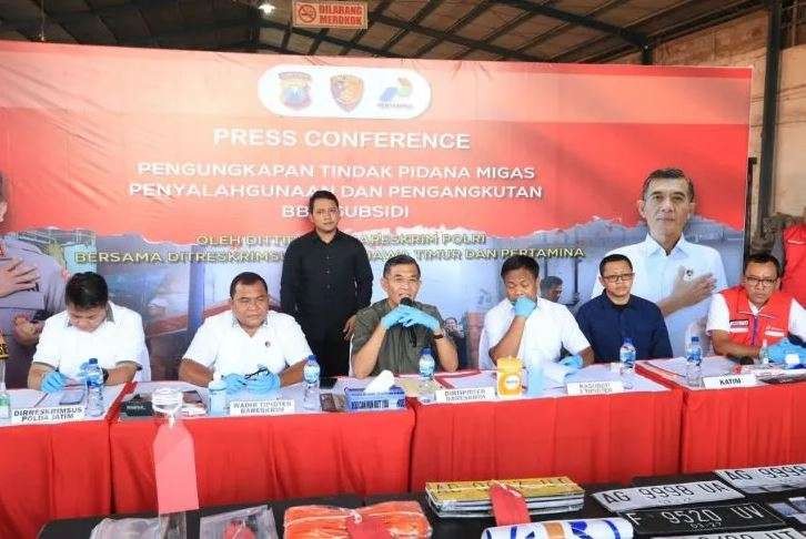 Pers rilis pengungkapan kasus penimbunan BBM bersubsidi di Pasuruan. (Foto: Humas Polda Jatim)