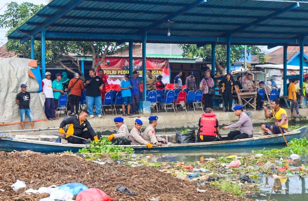 Aparat Gabungan di Sidoarjo kerja bakti bersihkan sungai. (Foto: Aini Arifin/Ngopibareng.id)