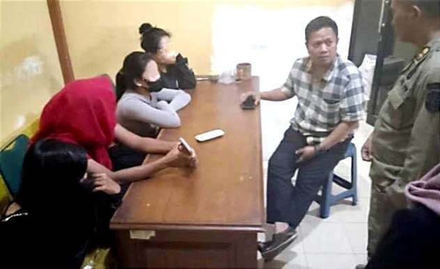 Kepala Satpol PP Situbondo, Sopan Efendi memberikan pembinaan kepada empat wanita PSK asal luar kota yang terjaring di eks lokalisasi Gunung Sampan, Situbondo. (Foto: Satpol PP Situbondo)