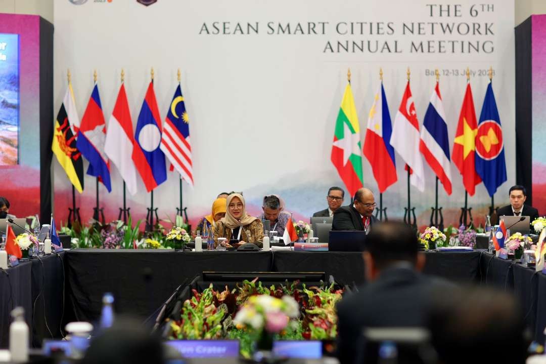 Bupati Banyuwangi memaparkan program Smart Kampung dalam Forum ASCN di Bali. (Foto: Humas Pemkab Banyuwangi)