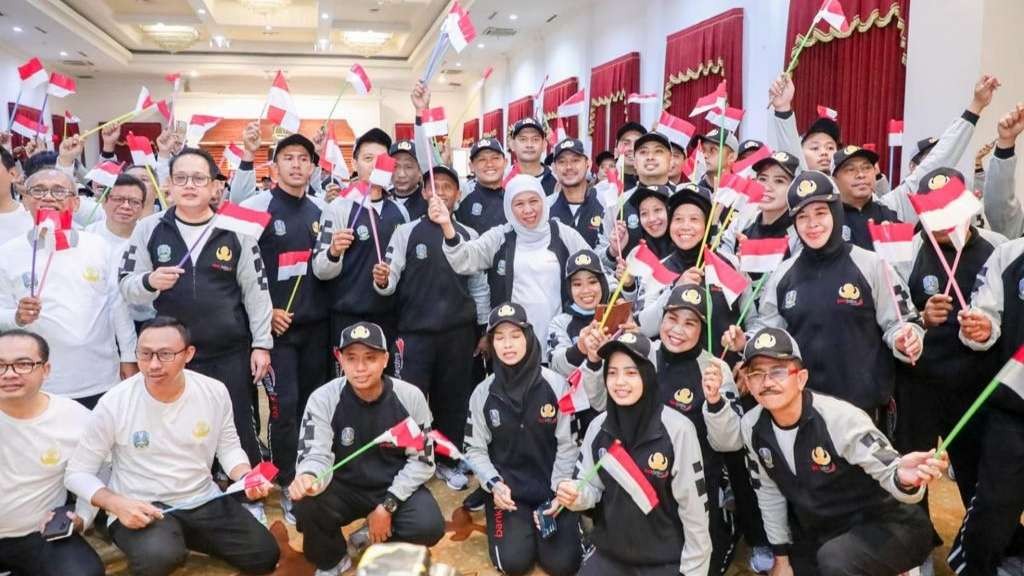 Gubernur Jatim, Khofifah Indar Parawansa (tengah) saat pelepasan kontingen Jatim untuk PORNAS Korpri 2023 di Gedung Negara Grahadi, Surabaya, Kamis 13 Juli 2023. (Foto: Fariz Yarbo/Ngopibareng.id)