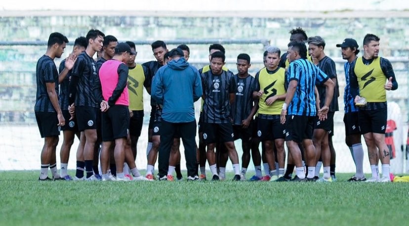 Skuat Arema FC diperkuat kiper Timnas Thailand. (Foto: Twitter @Aremafcofficial)