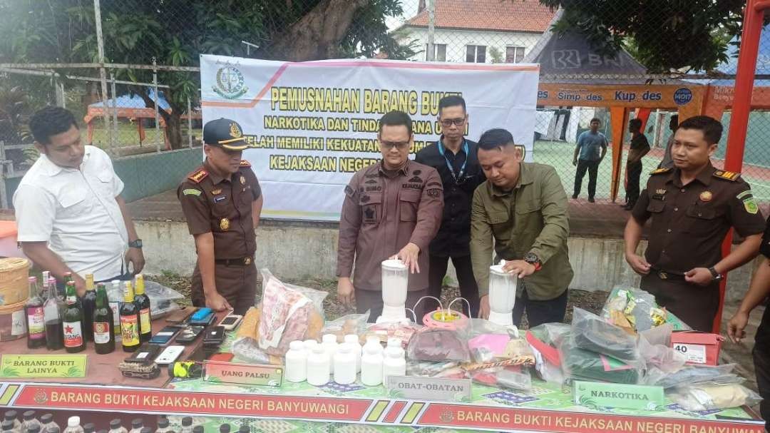 Sejumlah barang bukti yang sudah berkekuatan hukum tetap dimusnahkan Kejari Banyuwangi, Jawa Timur. (Foto: Istimewa)