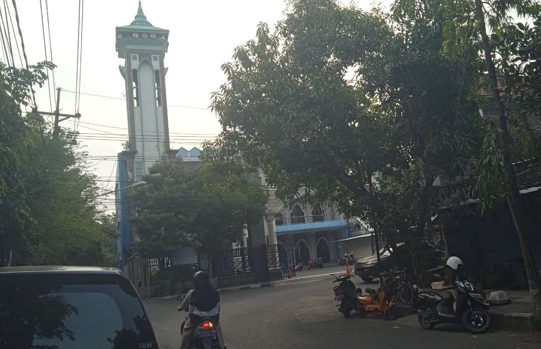 Lokasi pencurian tas dalam mobil di tepi jalan depan masjid ini (Foto :Imron Rosidi/ngopibareng.id)