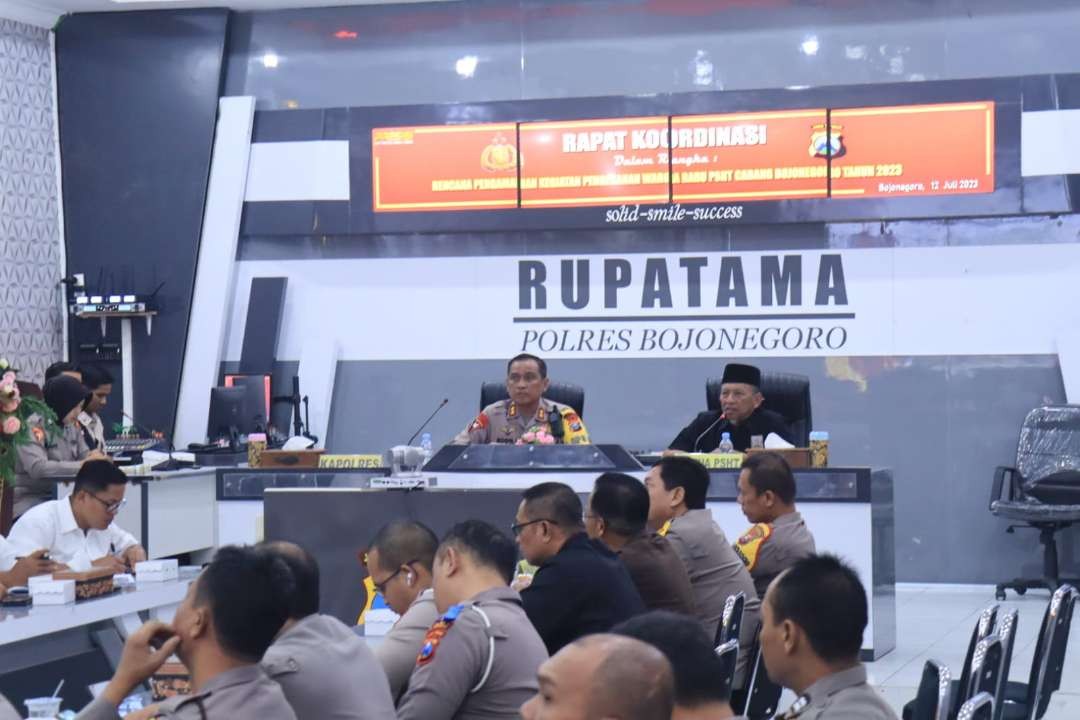 Kapolres Bojonegoro, AKBP Rogib Triyanto dan Ketua Setia Hati Terate (SHT) Cabang Bojonegoro Pusat Madiun, Wahyu Subakdiono beserta pengurus dalam Rakor digelar di Gedung AP I Rawi Polres Bojonegoro, Rabu 12 Juli 2023. (Foto: dok. Polres Bojonegoro)