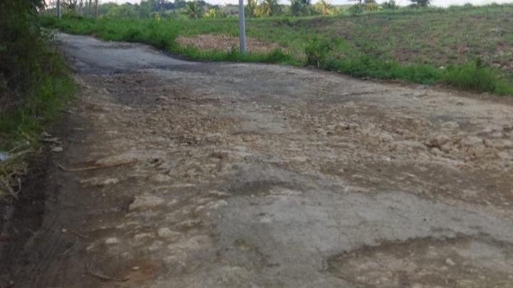 Kondisi jalan rusak menuju kawasan Pantai Malang Selatan (Foto: Lalu Theo/Ngopibareng.id)