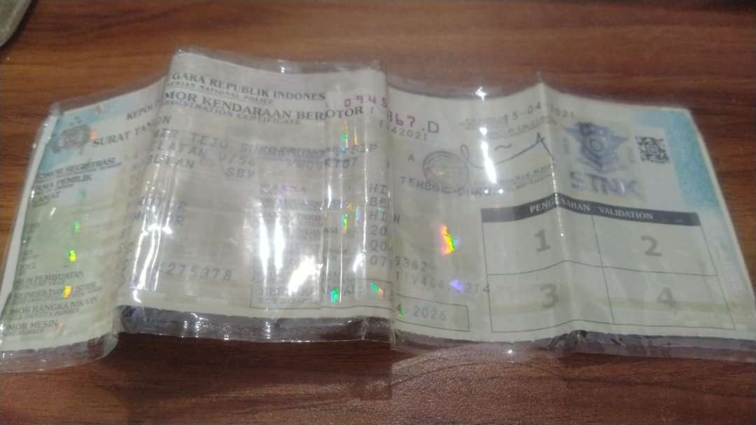 Surat Tanda Nomor Kendaraan (STNK) yang nantinya akan dipasang Chip oleh Korlantas Polri, guna mengantisipasi pemalsuan surat-surat. (Foto: sujatmiko/Ngopibareng.id)