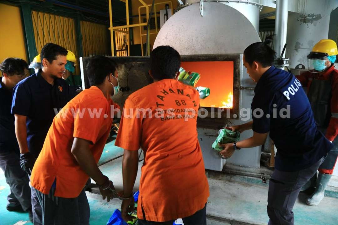 Bareskrim Polri melakukan pemusnahan barang bukti 429 kilogram narkoba jenis sabu dan 22.932 butir ekstasi. (Foto: Humas Polri)