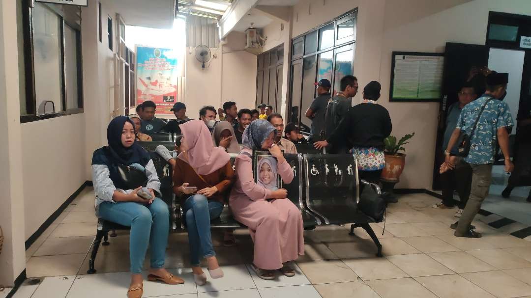 Keluarga dan teman korban menunggu sidang vonis di Pengadilan Negeri Mojokerto, Jawa Timur. (Foto: Deni Lukmantara/Ngopibareng)