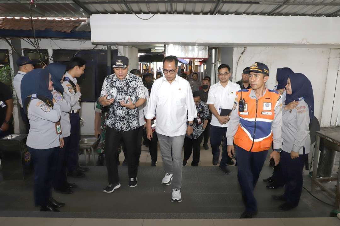 Eri Cahyadi bersama Menhub, Budi Karya Sumadi saat membahas rencana double track KA. (Foto: Pita Sari/Ngopibareng.id)