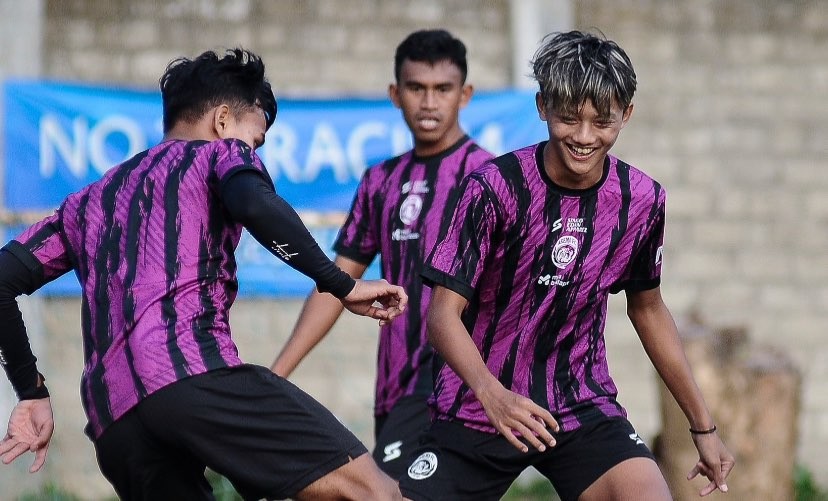 Skuat Arena FC menjalani sesi latihan. (Foto: Twitter @Aremafcofficial)