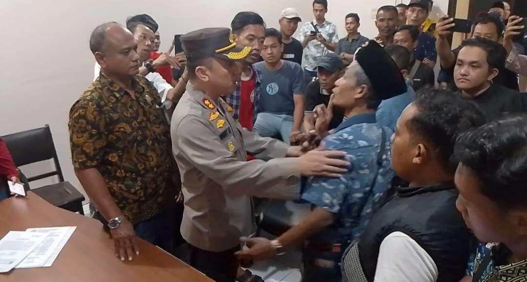 Kapolres Mojokerto Kota saat menenangkan keluarga korban.(Foto: Deni Lukmantara/Ngopibareng.id)