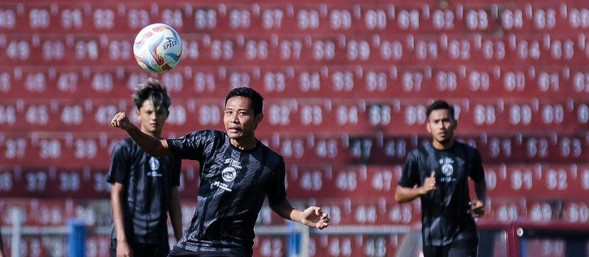 Tim Arema FC saat menjalani sesi latihan jelang laga melawan Persik Kediri di kompetisi Liga 1 Musim 2023/2024 (Foto: Twitter/@Aremafcofficial)