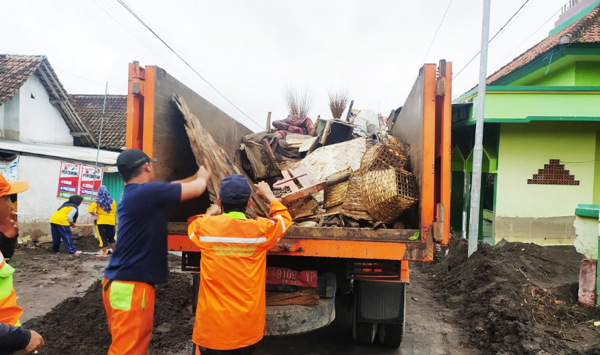 Banjir lahar dingin di Lumajang menyisakan material seperti lumpur juga ranting pohon, di dalam rumah warga, jalan, jembatan, dan fasilitas umum. (Foto: Kominfo Lumajang)