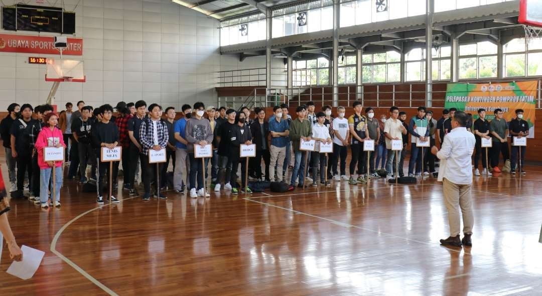 Rektor Ubaya, Benny Lianto saat melepas 79 atlet untuk mengikuti Pomprov Jatim II 2023. (Foto: Dok Ubaya)