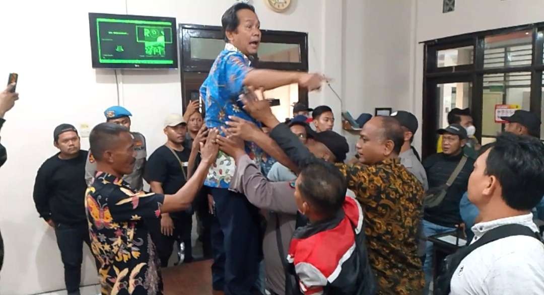 Keluarga korban naik meja dalam ruang sidang saat vonis hukuman kasus pembunuhan siswi SMP. (Foto: Deni Lukmantara/Ngopibareng.id)