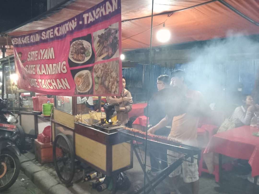 Sate Pak Heri Asli di Sabang. Asap bakaran satenya menebar aroma hingga membuat perut menjadi lapar. (Foto: Asmanu Sudharso/Ngopibareng.id)