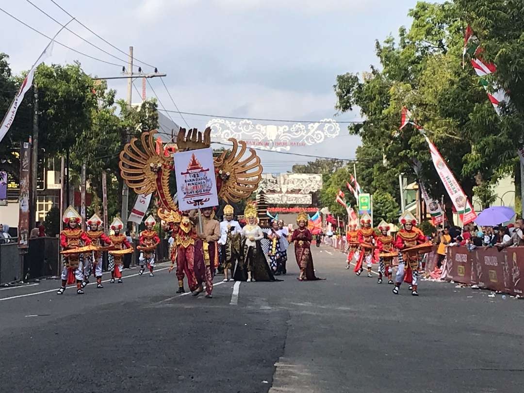 Salah satu peserta BEN Carnival 2023 dari MTSN I Kota Blitar menampilkan seni tari dari suku Aga Bali, Sabtu 15 Juli 2023. (Foto: Choirul Anam/Ngopibareng.id)