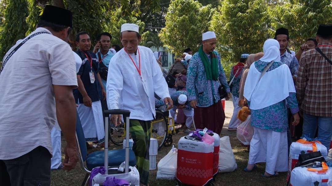 Jemaah haji kloter 24 asal Kabupaten Tuban tiba di Kompi Senapan C 521 Tuban. (Foto: Dokumentasi Kemenag Tuban)