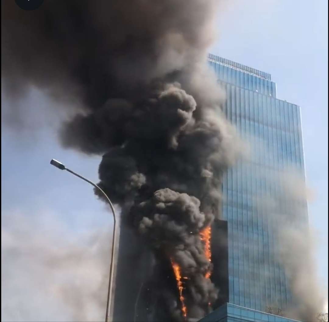 Kebakaran Gedung K-Link Tower Jakarta, Sabtu 15 Juli 2023. Api diduga dari lantai 7. (Foto: Twitter)