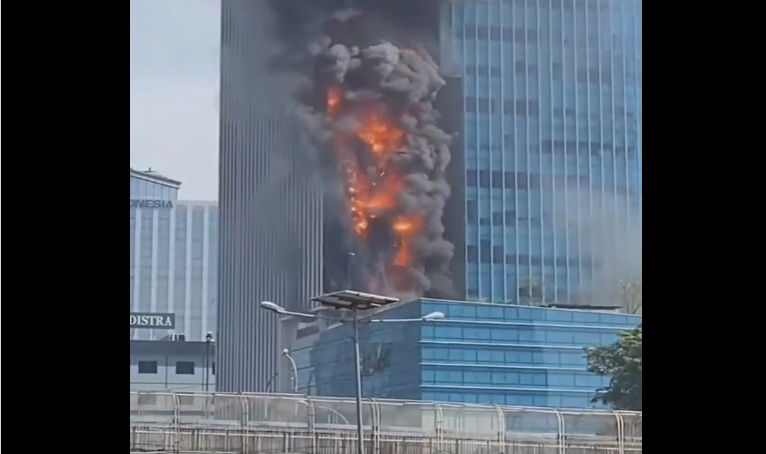 Gedung K Link di Jalan Gatot Subroto, Jakarta, terbakar pada Sabtu, 15 Juli 2023. Puluhan unit mobil pemadam kebakaran dan ratusan petugas dikerahkan. (Foto: Twitter)