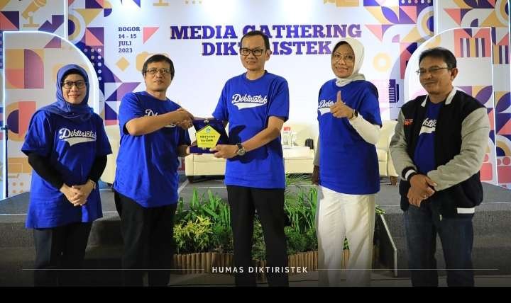 Dirjen Diktiristek Prof Nizam menyerahkan cindersmata kepada Ketua Fortadik Oebay di penghujung acara   (Foto: Asmanu Sudharso/ngopibareng.id)